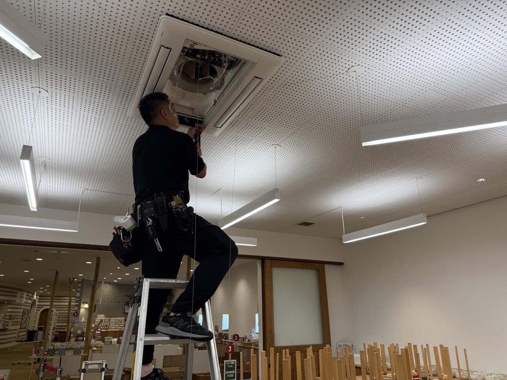 岐阜県多治見市・ミュージアム・室内機の作業風景