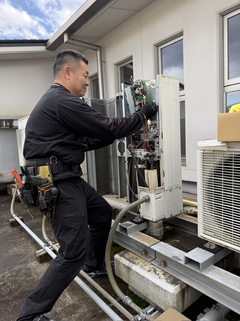 多治見市の交流センターでの室外機修理作業