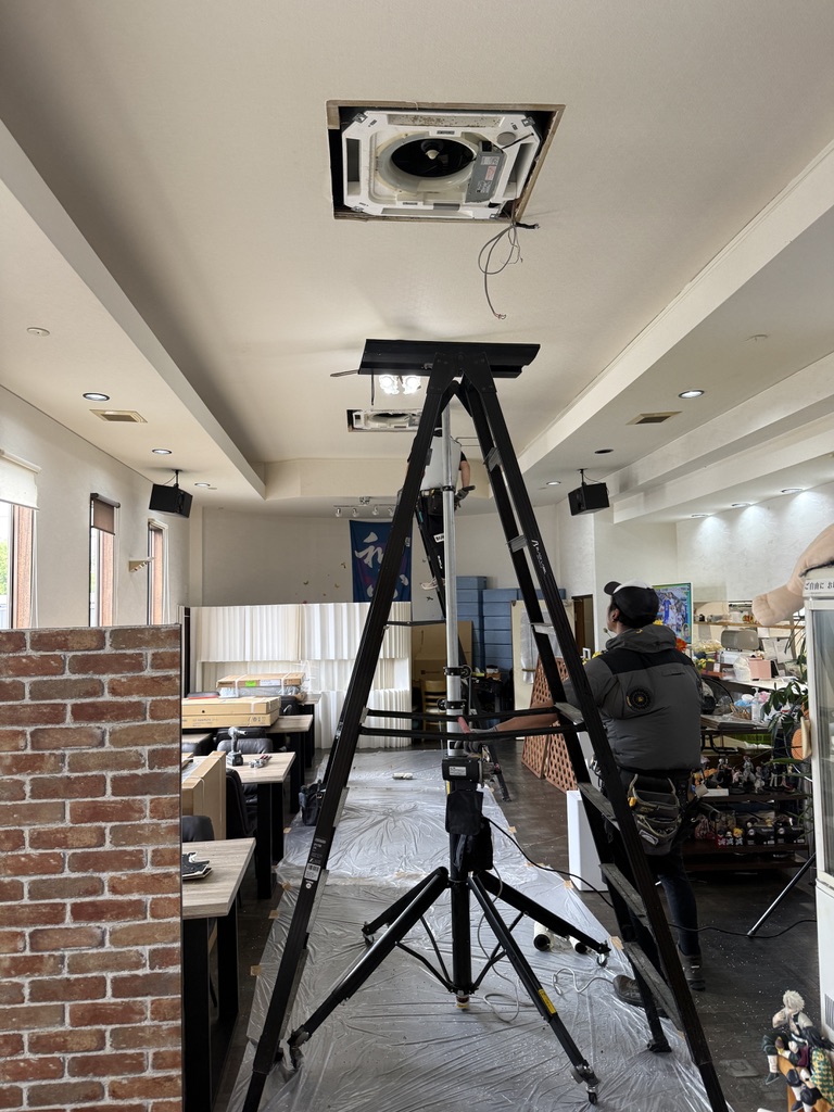 瑞浪市の飲食店の店内で行う室内機の入替作業